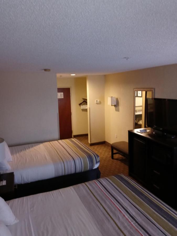 & - Fayetteville Hotel 2*