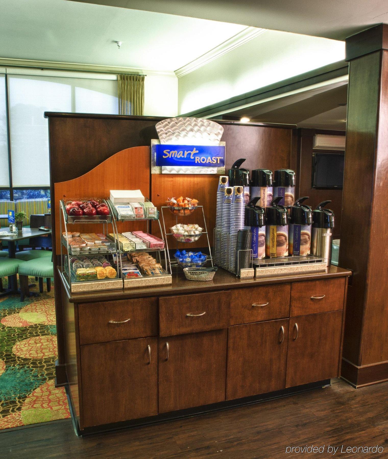 & - Fayetteville Hotel 2*