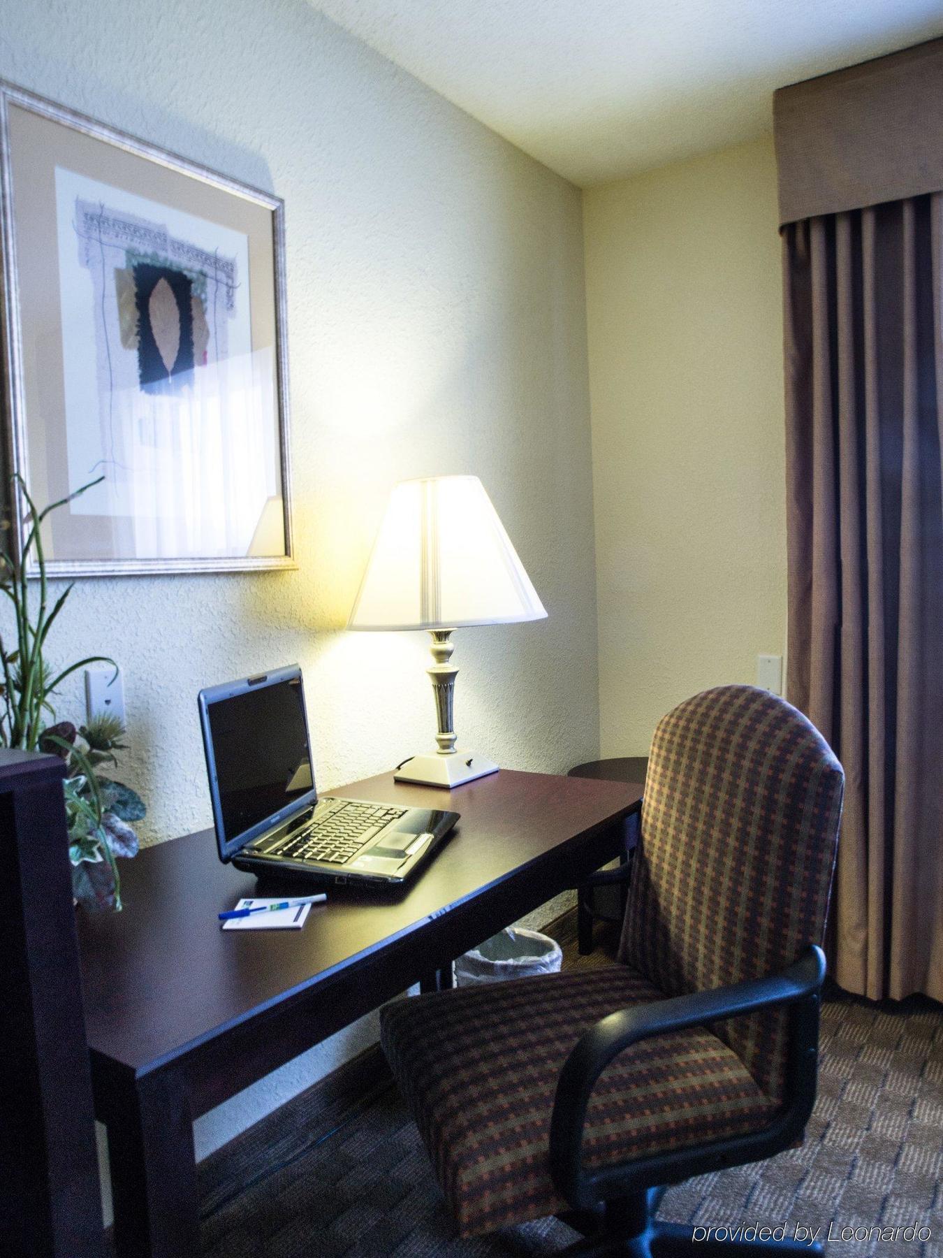 & - Fayetteville Hotel