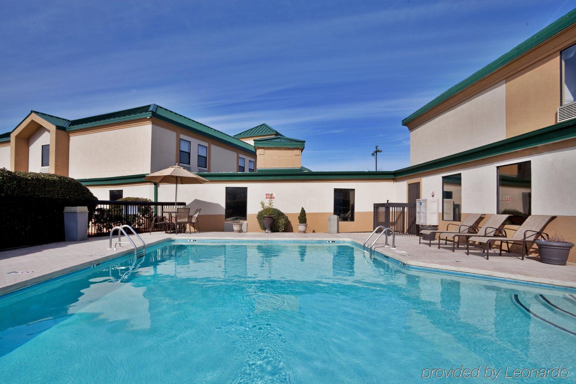 Spark By Hilton Spring Fayetteville 2*