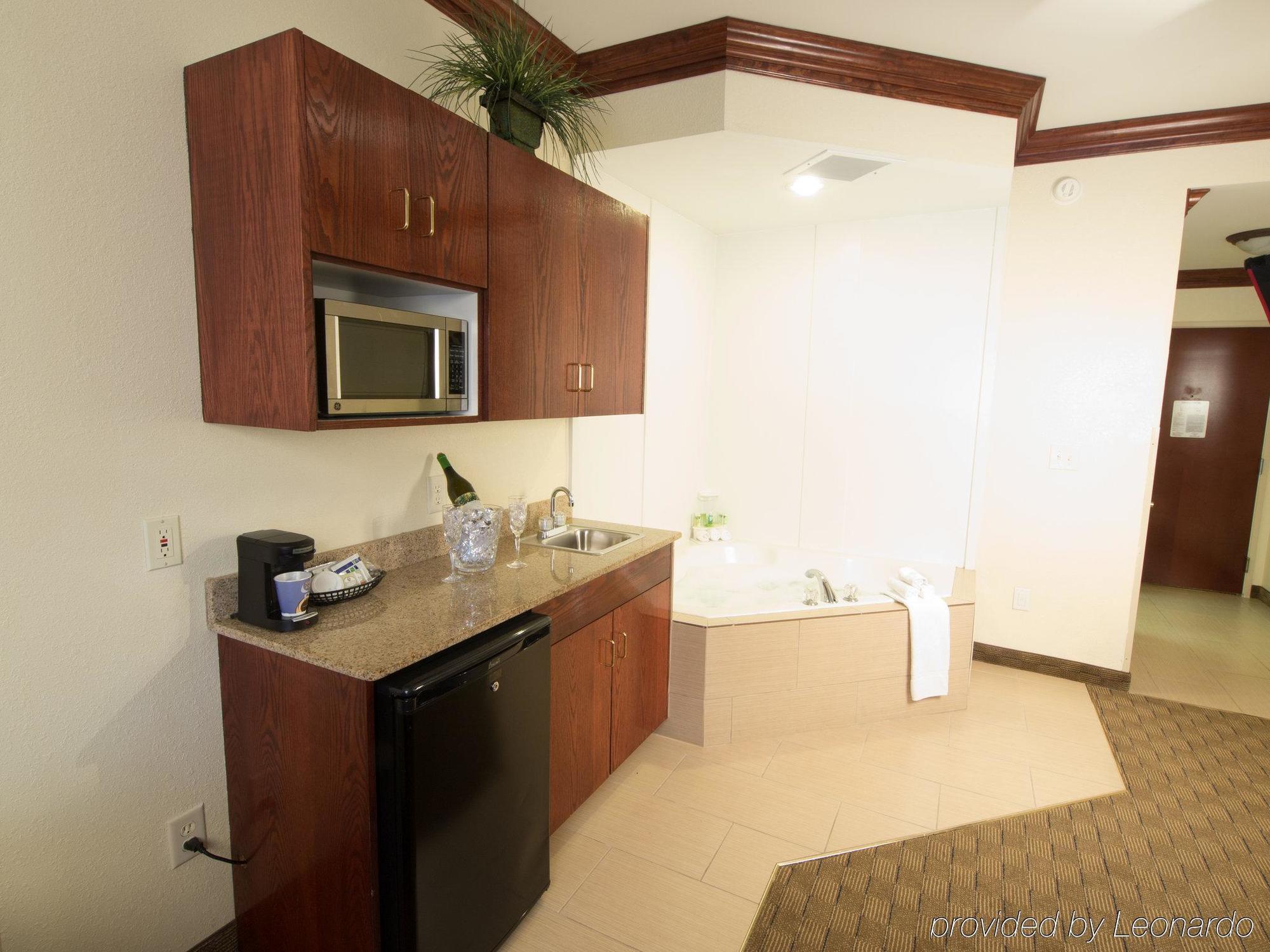 Spark By Hilton Spring Fayetteville 2*